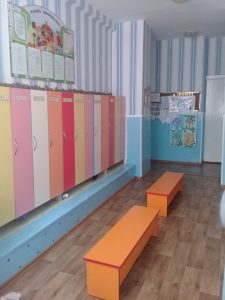 În luna februarie o grupă din instituţia nr.227 a beneficiat de dulăpaşe pentru vestiar 25 de copii.