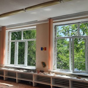 În Grădinița nr. 227 se desfășoară lucrări de schimbare a ușilor de la intrări și a 22 geamuri din grupele de copii